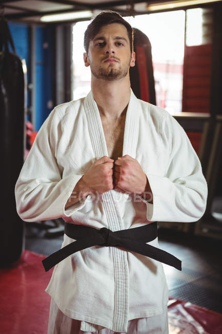Porträt eines Karate-Spielers, der im Fitnessstudio Karate spielt — Stockfoto