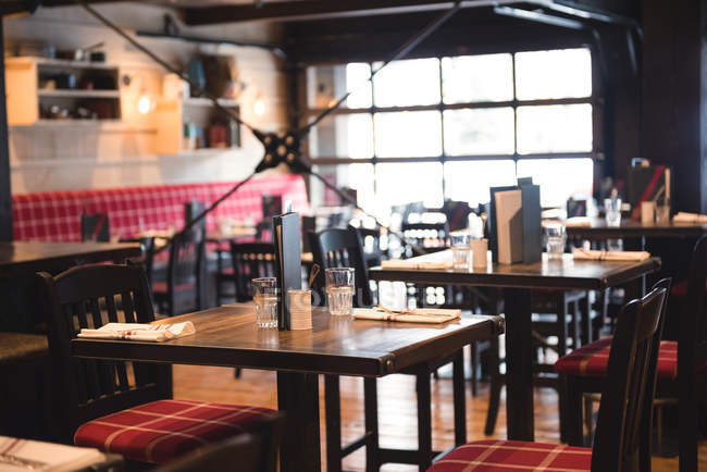 Интерьер пустого ресторана со стульями и столами — стоковое фото