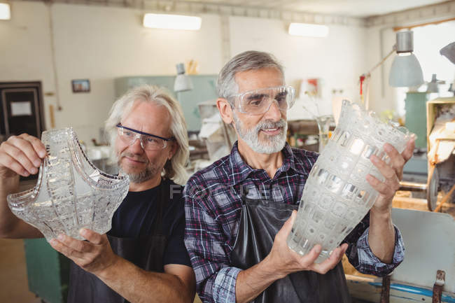 Equipe de sopradores de vidro examinando artigos de vidro na fábrica de sopro de vidro — Fotografia de Stock