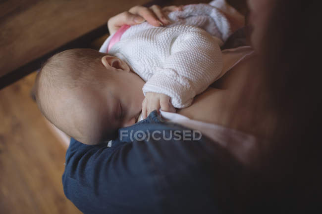Close-up of mother holding cute baby in arms — Stock Photo
