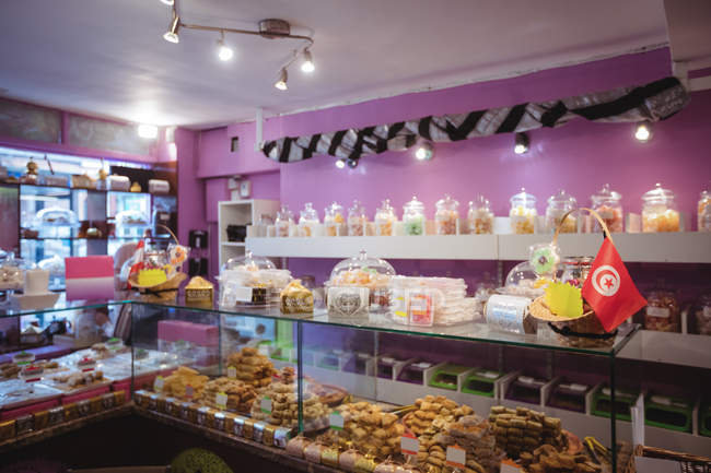 Різні турецькі солодощі розташовані на полицях і відображаються в магазині — стокове фото