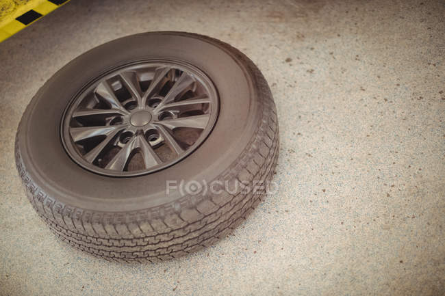 Автомобільне колесо в ремонті гаража — стокове фото