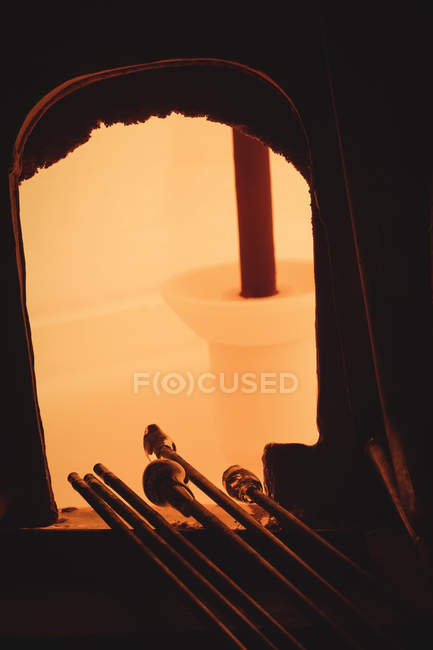 Vetro riscaldato nel forno soffiatori in fabbrica di soffiaggio vetro — Foto stock