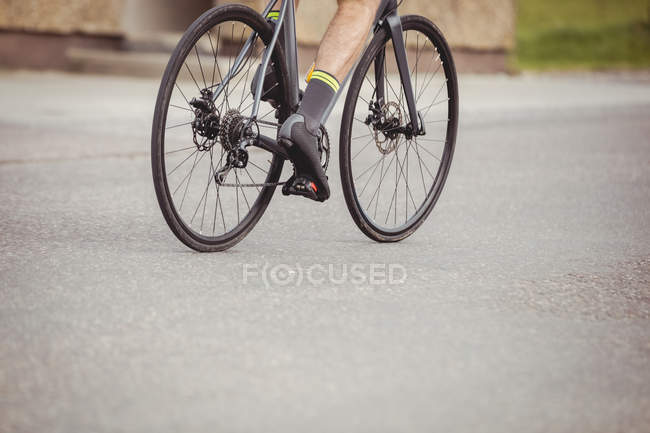 Bassa sezione di atleta maschile in bicicletta — Foto stock