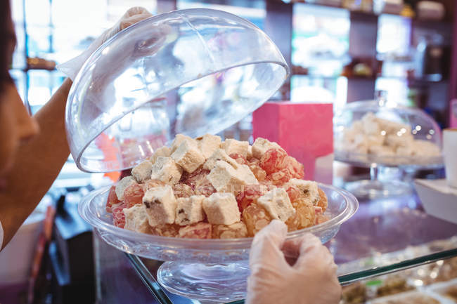 Loja feminina organizando doces turcos no balcão na loja — Fotografia de Stock