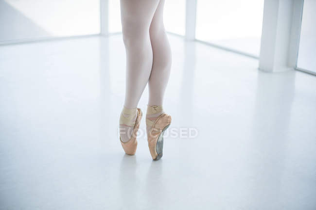 Baixa seção de bailarina praticando dança de balé em estúdio — Fotografia de Stock