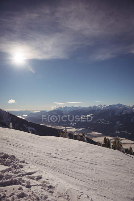 Vista panoramica delle montagne innevate durante l'inverno — Foto stock