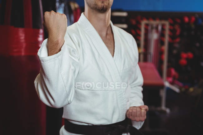 Mittelteil des Karate-Spielers beim Karate-Training im Fitnessstudio — Stockfoto