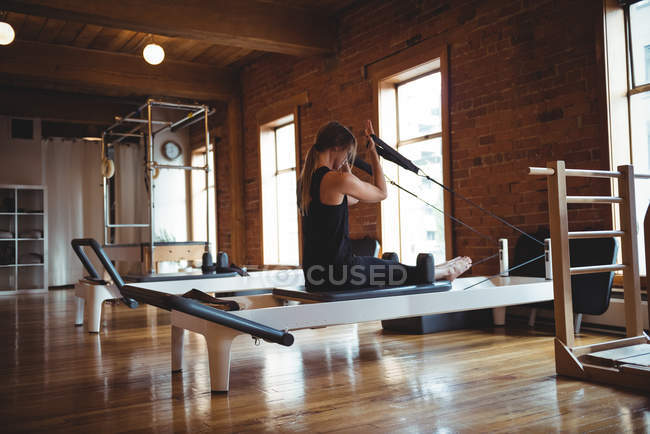Femme déterminée à pratiquer le pilates dans un studio de fitness — Photo de stock