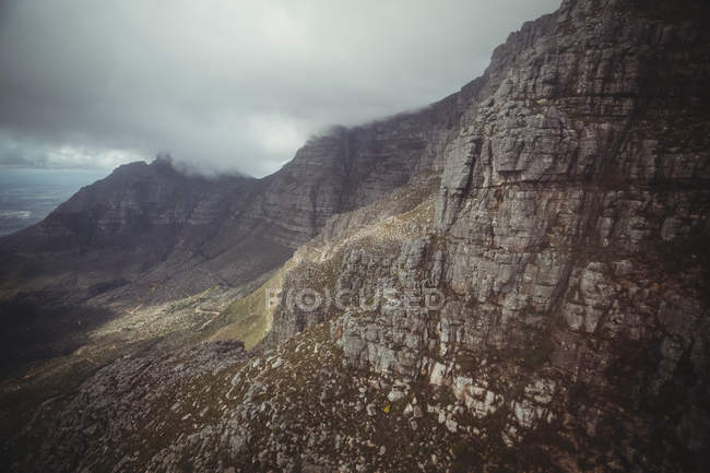 Прекрасний вид на гірський хребет з хмарами — стокове фото