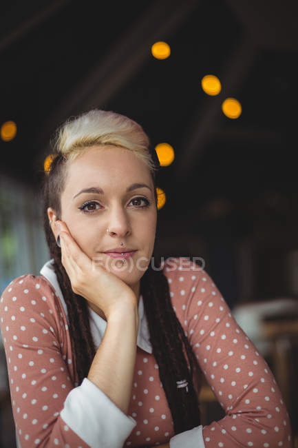 Портрет жінки з рукою на підборідді в кафе — стокове фото