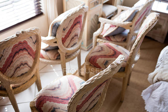 Vista de las sillas dispuestas en una habitación - foto de stock
