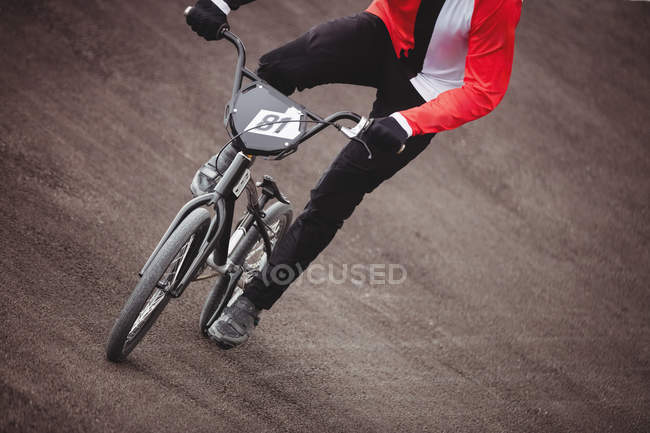 Cyclist riding BMX bike in skatepark — Stock Photo