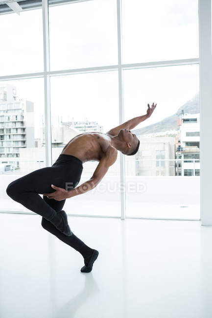 Ballerino practicing ballet dance in the studio — Stock Photo