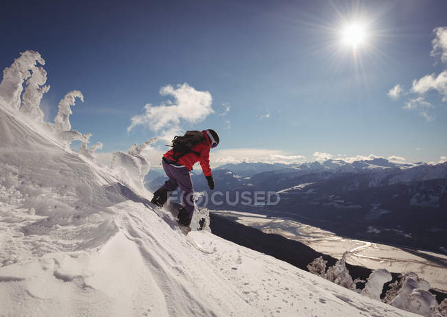 Esqui esquiador em alpes nevados durante o inverno — Fotografia de Stock