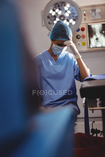 Triste infermiera seduta in sala operatoria in ospedale — Foto stock