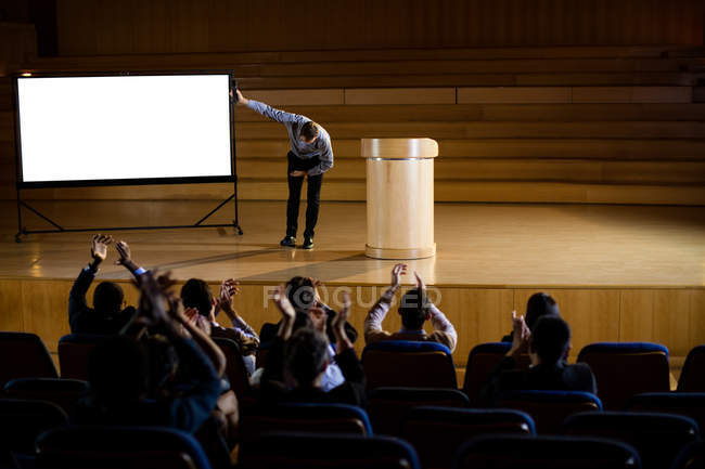 Pubblico applaudendo oratore dopo la presentazione della conferenza al centro congressi — Foto stock