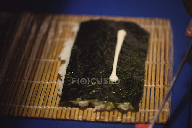 Nahaufnahme der Zubereitung von Sushi im Restaurant — Stockfoto
