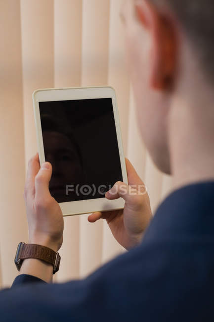 Ejecutivo masculino usando tableta digital en la oficina - foto de stock