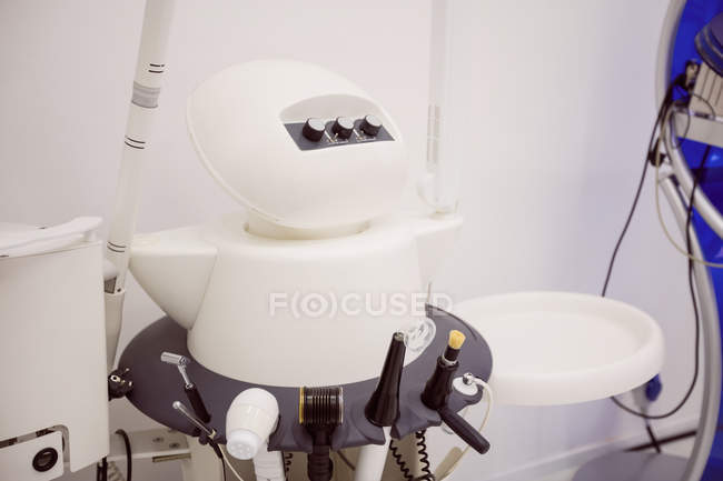 Instrumentos y herramientas dentales profesionales en la clínica dental - foto de stock