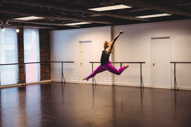 Bailarina praticando dança de balé no estúdio de balé — Fotografia de Stock