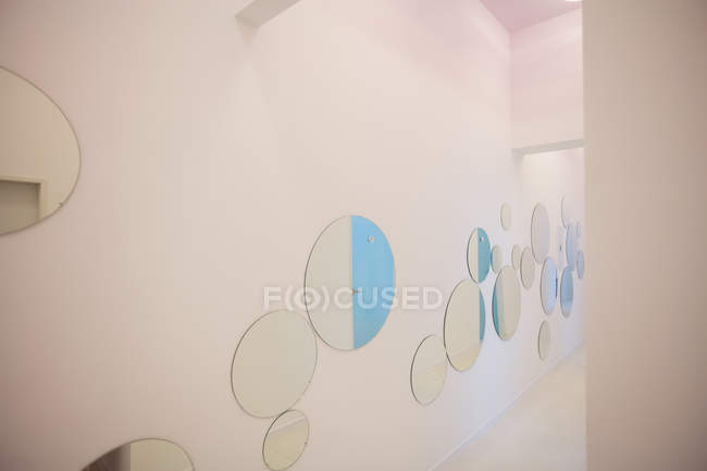 Espelhos na parede em consultório odontológico vazio na clínica odontológica — Fotografia de Stock