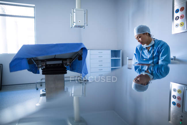 Cirujano mujer descansando en la habitación del hospital - foto de stock