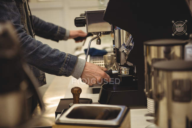 Mittelteil des Mannes bereitet Kaffee im Café zu — Stockfoto