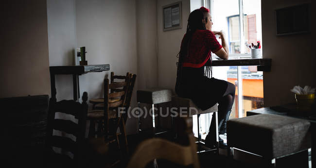 Mulher atenciosa tomando café no café — Fotografia de Stock
