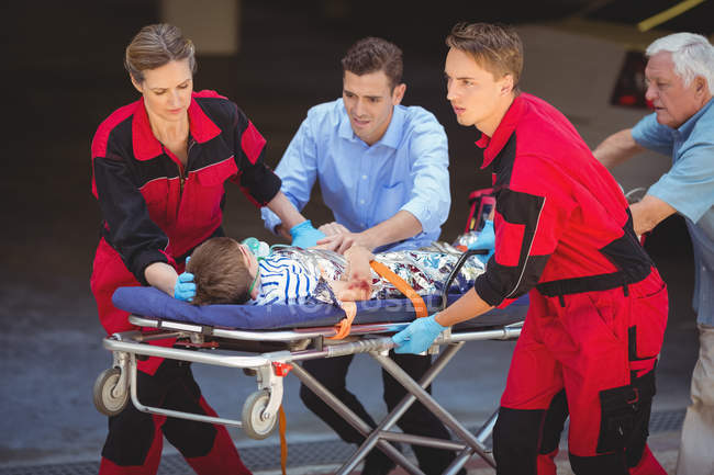 Les ambulanciers précipitent un patient en urgence dans la rue — Photo de stock
