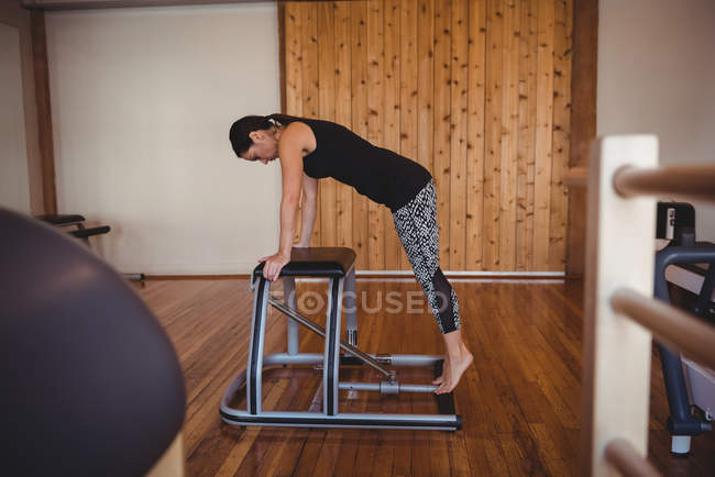 Визначена жінка практикує пілатес у фітнес-студії — стокове фото
