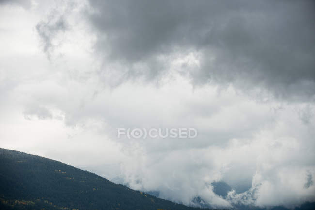 Vista tranquila de hermosas montañas y cielo nublado - foto de stock