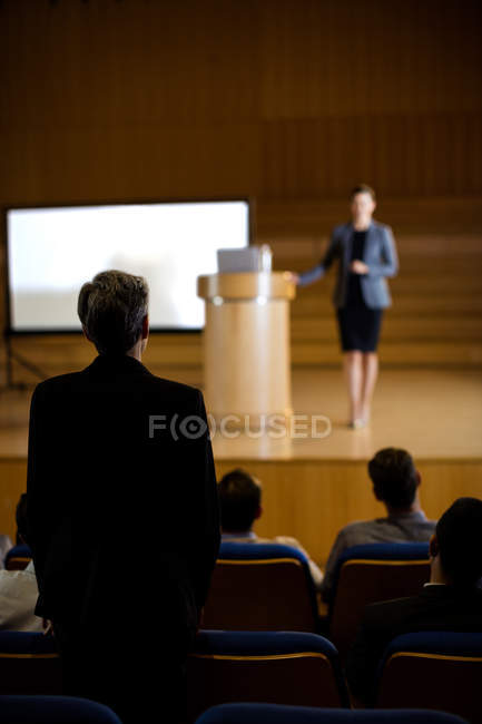 Представительница женского бизнеса выступила с речью в конференц-центре — стоковое фото