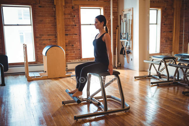 Сильная женщина практикует пилатес в фитнес-студии — стоковое фото