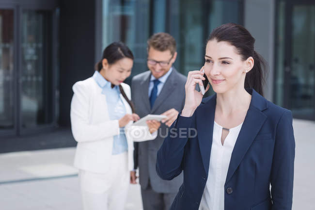 Впевнена бізнес-леді розмовляє по мобільному телефону — стокове фото