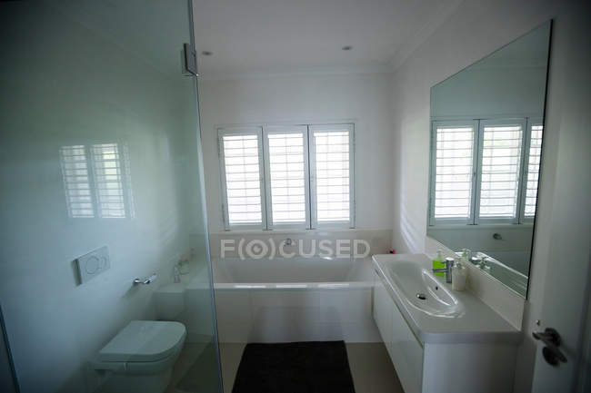 Banheiro vazio com lavatório manual e banheira em casa — Fotografia de Stock