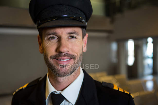 Retrato de piloto sorridente no terminal do aeroporto — Fotografia de Stock