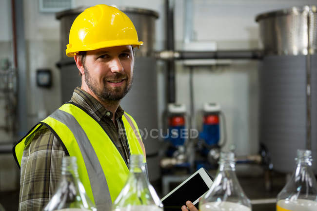 Retrato de trabalhador do sexo masculino segurando tablet digital na fábrica — Fotografia de Stock