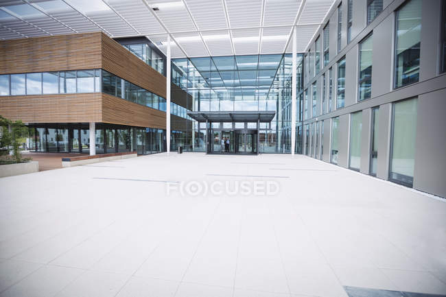 Eingang eines modernen Bürogebäudes — Stockfoto