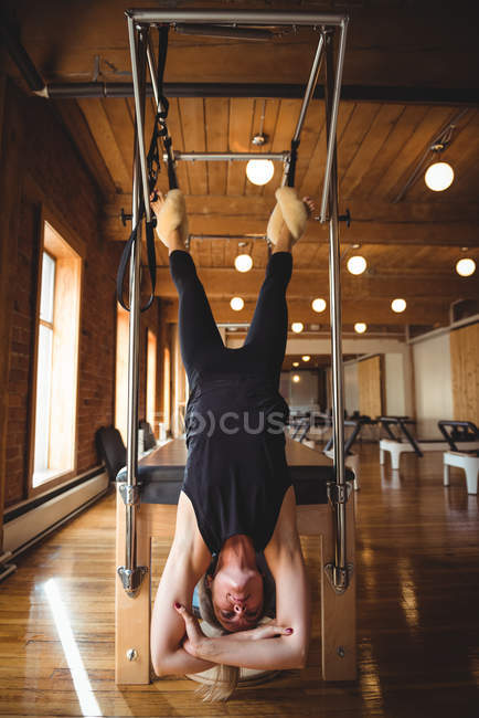 Mulher forte praticando pilates no estúdio de fitness — Fotografia de Stock
