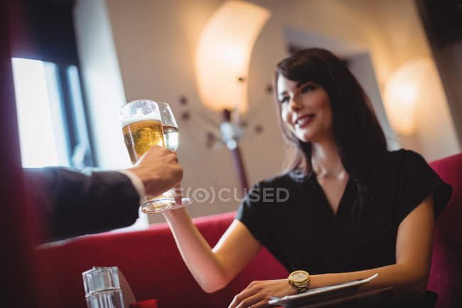 Casal brindar copos de bebidas no restaurante — Fotografia de Stock