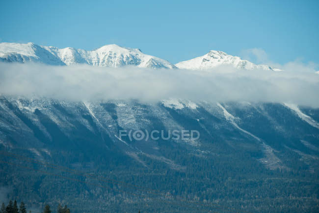 Спокійній зору Сніжна гора діапазон проти синього неба — стокове фото