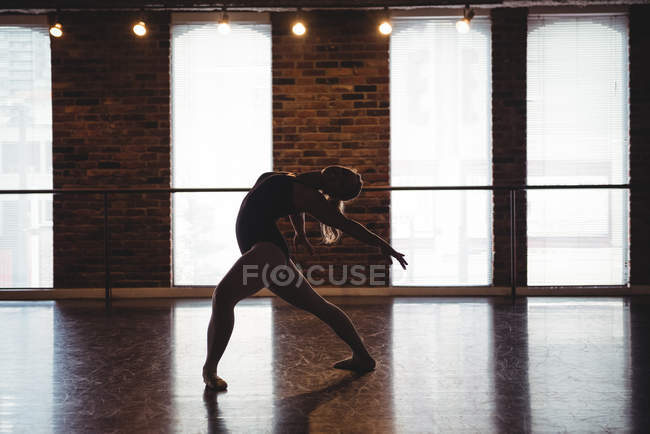 Балетный танец балерины в балетной студии — стоковое фото