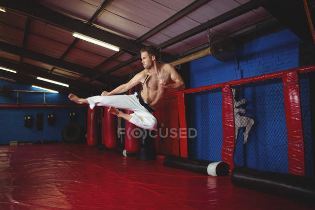 Karatê praticando kickboxing no estúdio de fitness — Fotografia de Stock