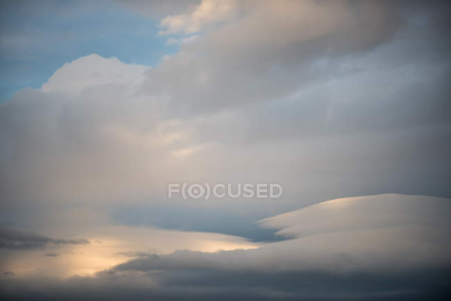 Scena non urbana di cielo nuvoloso durante il tramonto — Foto stock