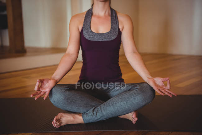 Здоровая женщина, практикующая йогу в фитнес-студии — стоковое фото