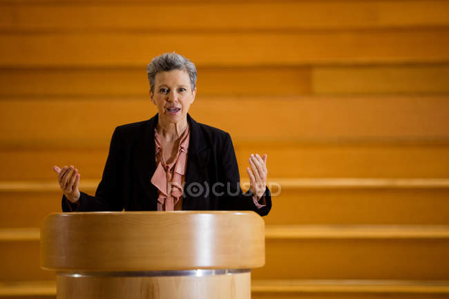 Weibliche Führungskräfte bei einer Rede im Konferenzzentrum — Stockfoto