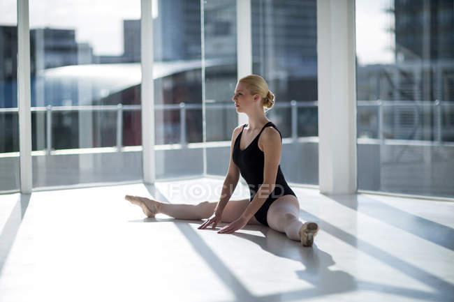 Ballerina esibendosi in uno split in studio — Foto stock