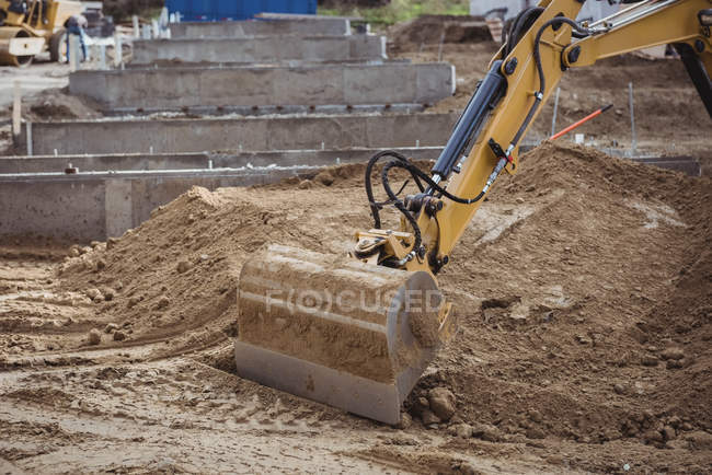 Бульдозер убирает грязь на строительной площадке — стоковое фото
