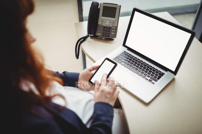 Schwangere Geschäftsfrau nutzt Handy im Büro — Stockfoto